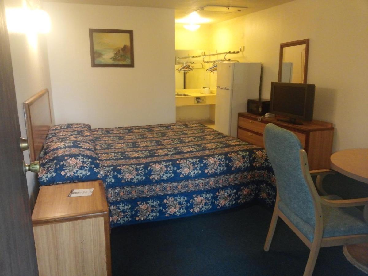 Evergreen Inn Covina Room photo